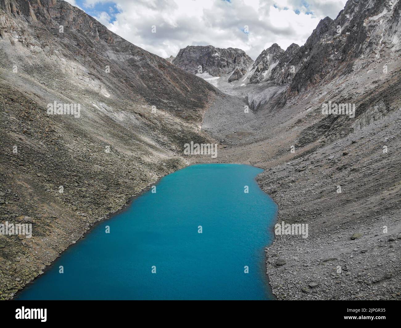 Erstaunliche Sommer alpine Luftaufnahme mit Gletscher, scharfen Felsen, Felsen und See mit türkisfarbenem Wasser von Drohne genommen. Altai, Russland Stockfoto