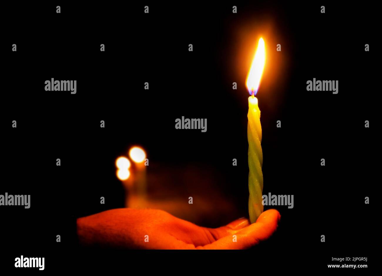 Eine Diwali-Lampe, die von Hand beleuchtet wird, Diwali-Lampen, Diwali-Diya-Lampen, die während der diwali-Feier beleuchtet werden Stockfoto