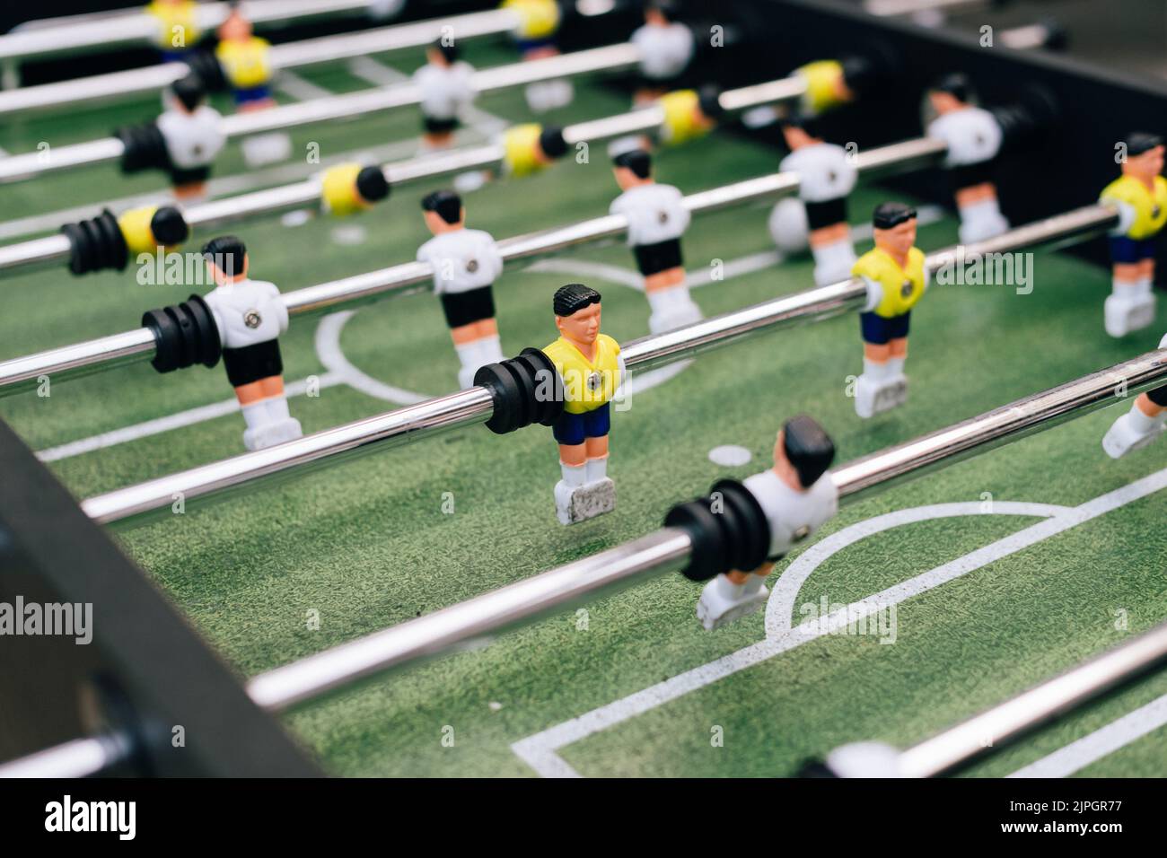 Spielen Sie Fußballspieler auf einem Tischfußball Stockfoto