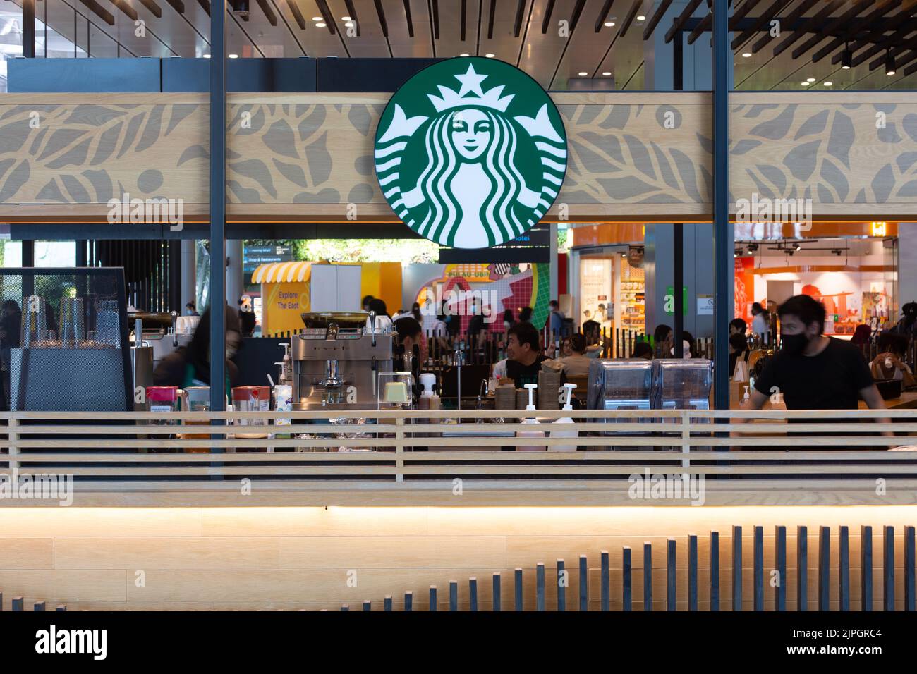 Starbucks Stores befinden sich in der Regel an stark frequentierten und gut sichtbaren Orten. Einer der vielen Gründe für ein erfolgreiches Unternehmen. Stockfoto