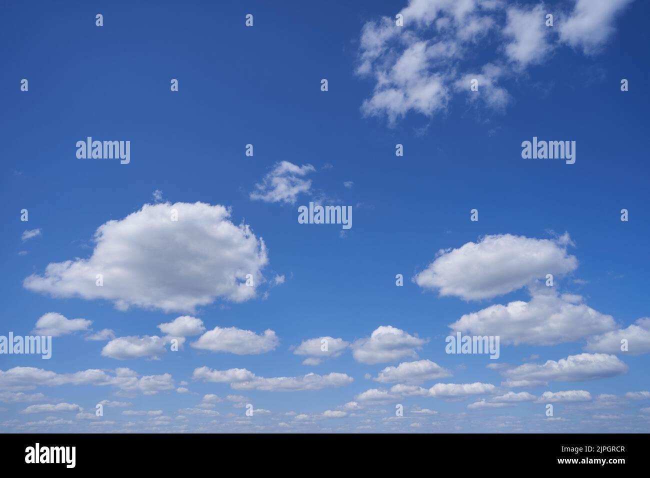 Strahlend blauer Himmel mit Wolken am Horizont Stockfoto