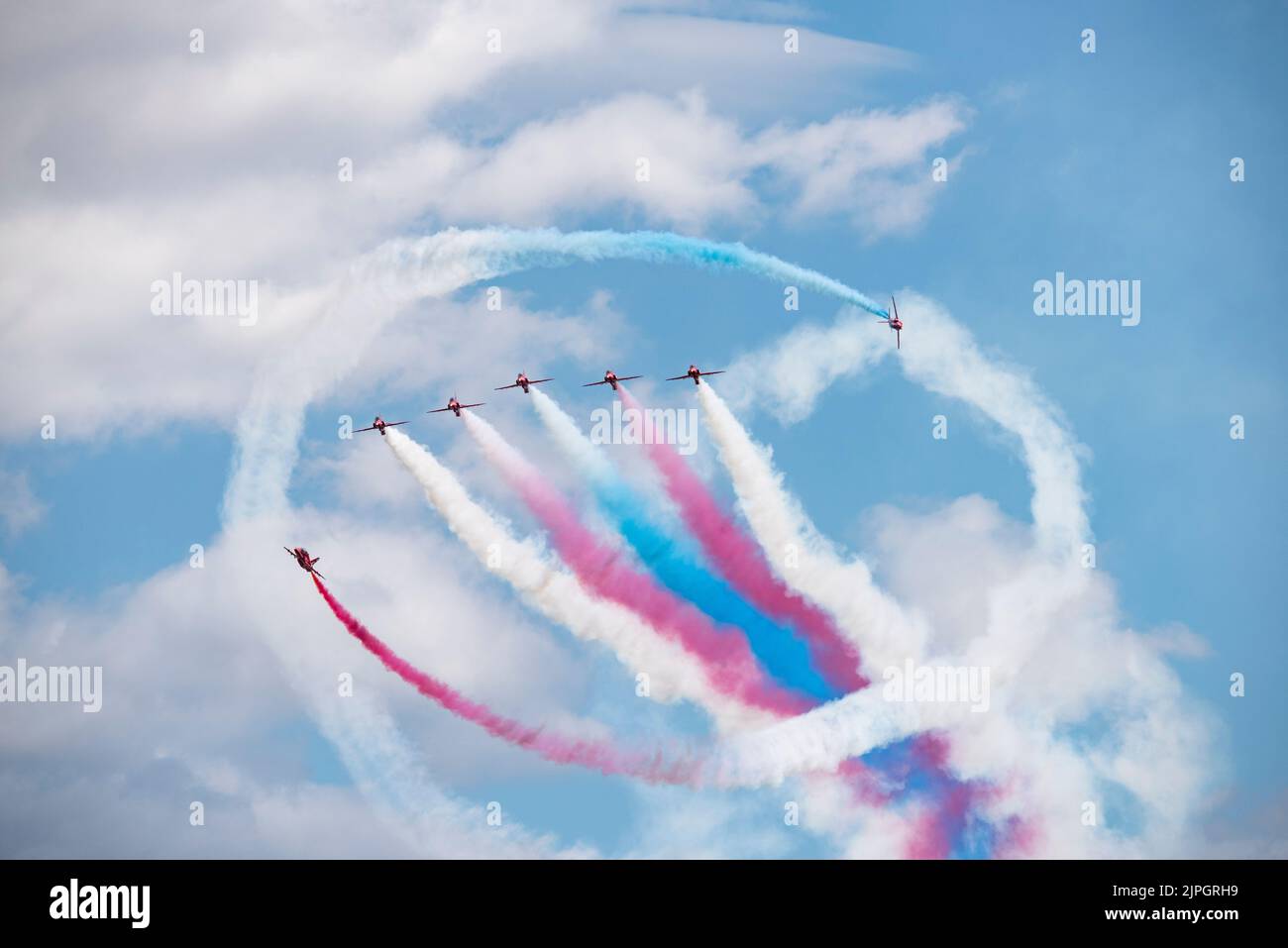 Das britische Royal Air Force Red Arrows Aerobatic Display Team fliegt beim Royal International Air Tattoo mit seinem drehenden Tornado-Manouvre über RAF Fairford Stockfoto