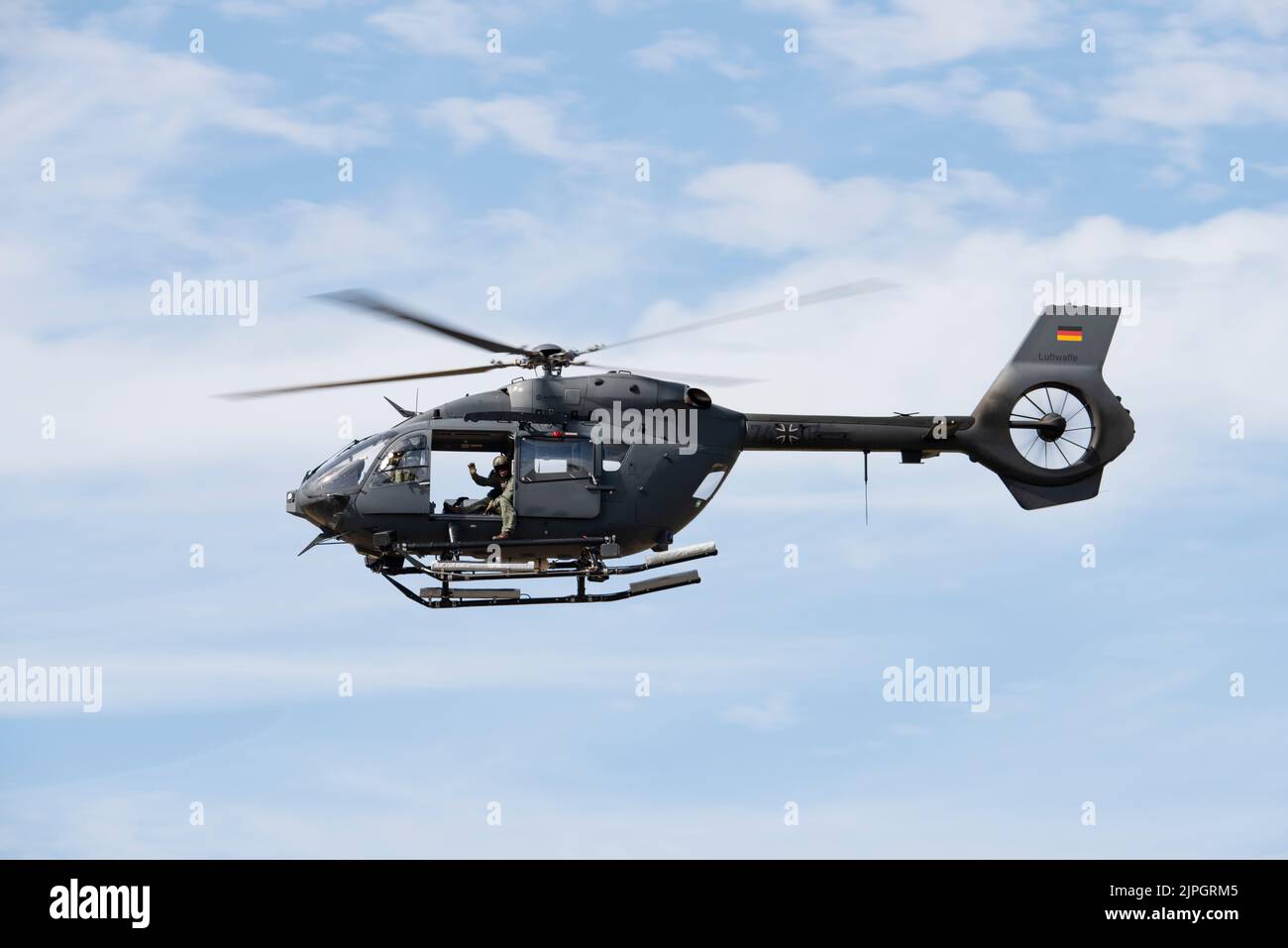 Der taktische Hubschrauber der deutschen Luftwaffe H145M kommt bei RAF Fairford in England an, um am jährlichen Royal International Air Tattoo teilzunehmen Stockfoto