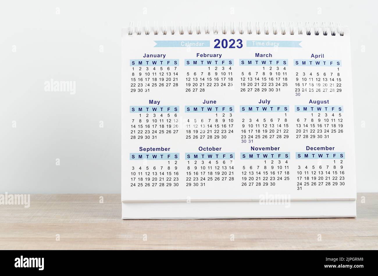 12 Monate Tischkalender 2023 auf Holzhintergrund. Stockfoto