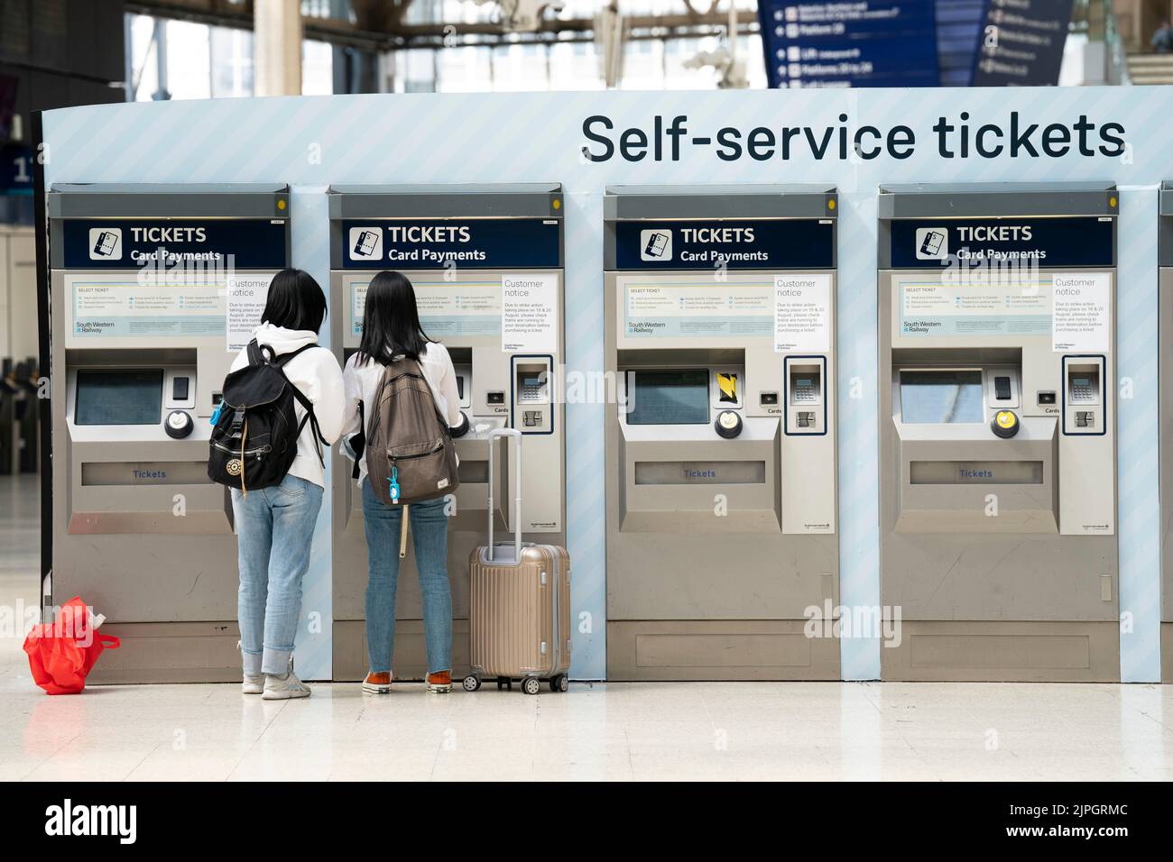 Personen, die einen Ticketautomaten an der Waterloo Station in London benutzen. Bilddatum: Donnerstag, 18. August 2022. Stockfoto