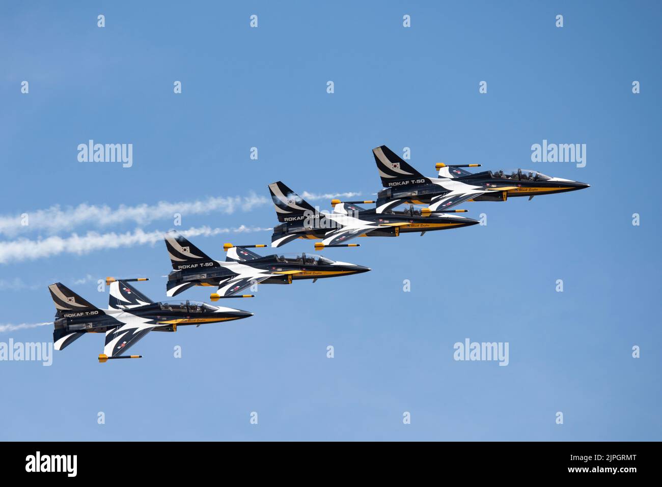 Vier koreanische Luftstreitkräfte T50 Golden Eagle Military Jet-Ausbildungen fliegen in extrem enger Formation, während sie beim Royal International Air Tattoo ausstellen Stockfoto