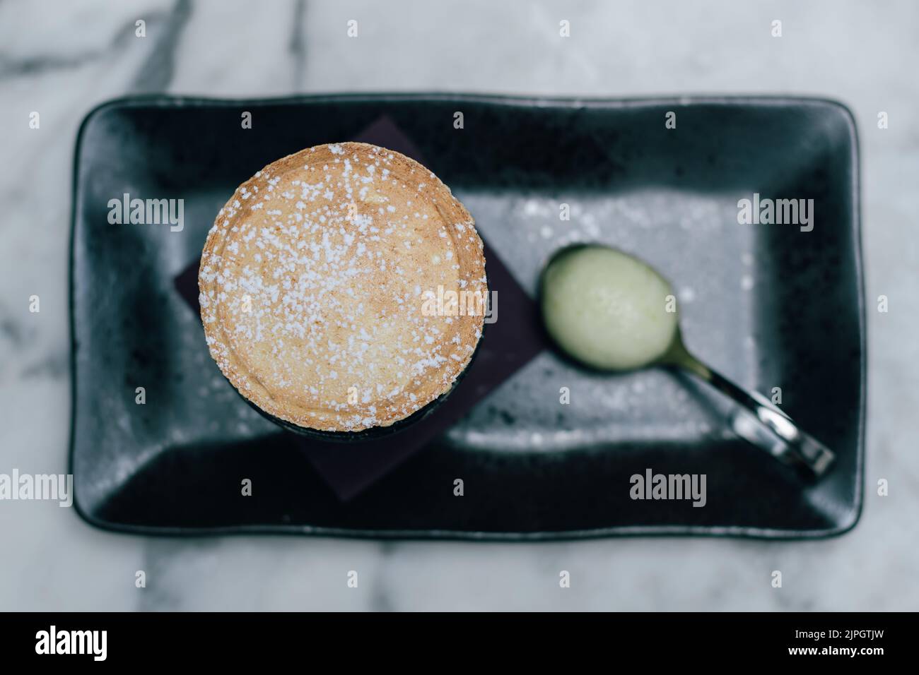 Süßes Soufflé Dessert mit Sorbet an der Seite von oben gesehen Stockfoto