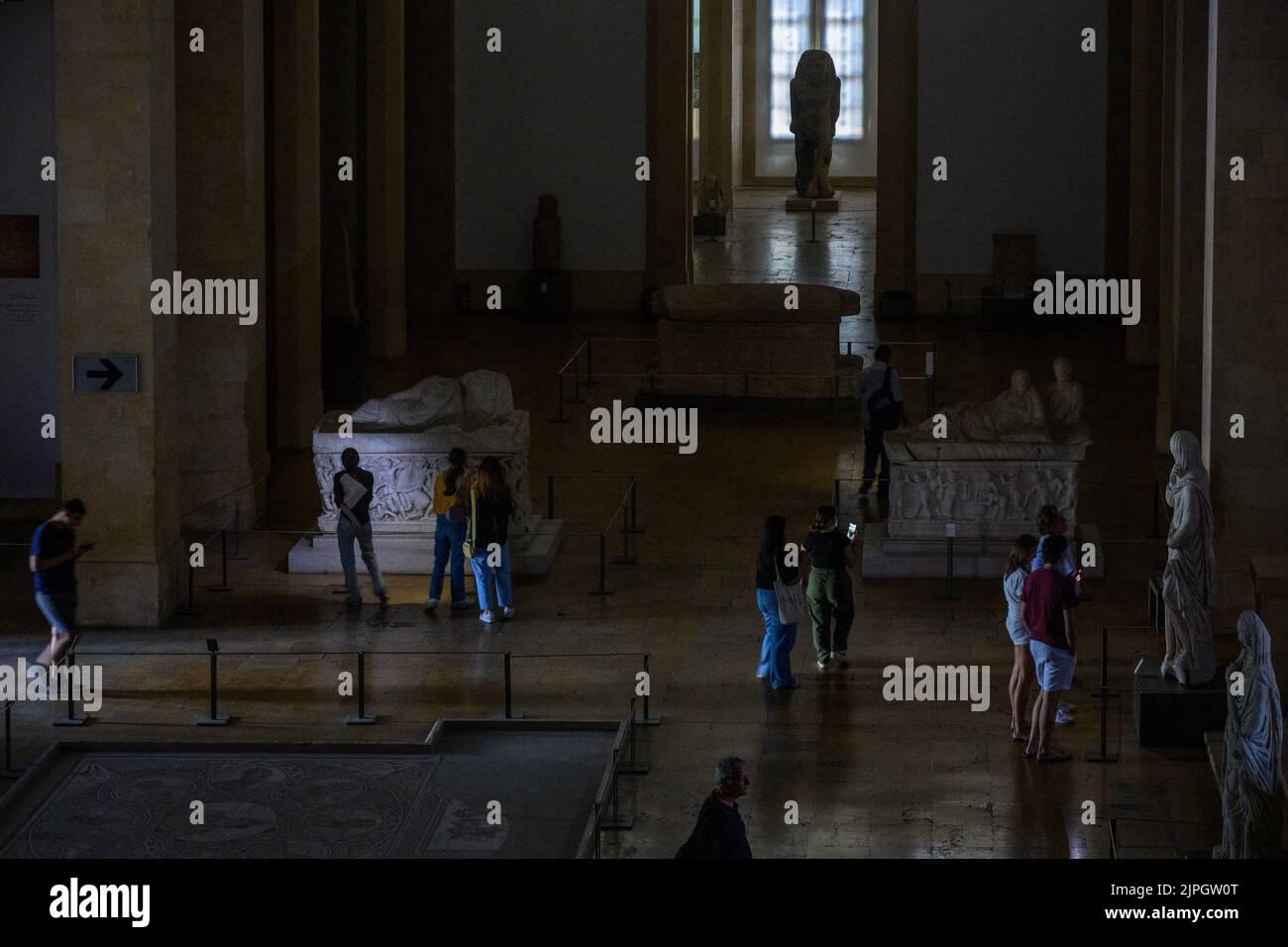 Am 18. August 2022 entdecken Touristen im libanesischen Nationalmuseum in Beirut, Libanon, archäologische Stücke aus phönizischer und römischer Zeit. Aufgrund der Wirtschaftskrise im Land hat das Museum keinen Strom, der Eintritt ist frei und die Besucher nutzen die Taschenlampe ihres Mobiltelefons, um die ausgestellten Stücke zu schätzen. Foto von Ammar Abd Rabbo/ABACAPRESS.COM Stockfoto