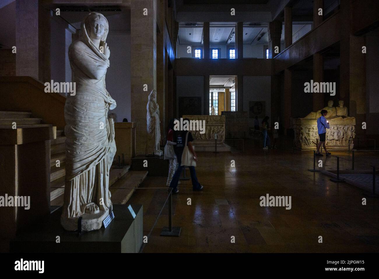 Am 18. August 2022 entdecken Touristen im libanesischen Nationalmuseum in Beirut, Libanon, archäologische Stücke aus phönizischer und römischer Zeit. Aufgrund der Wirtschaftskrise im Land hat das Museum keinen Strom, der Eintritt ist frei und die Besucher nutzen die Taschenlampe ihres Mobiltelefons, um die ausgestellten Stücke zu schätzen. Foto von Ammar Abd Rabbo/ABACAPRESS.COM Stockfoto