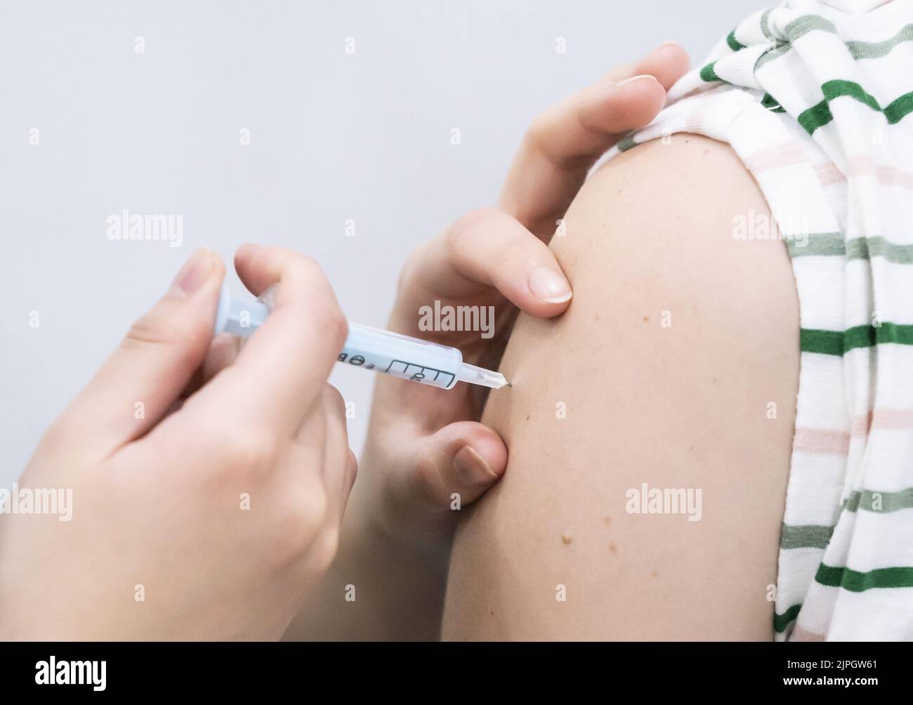 File photo dated 21/12/21 of a Booster Coronavirus Vaccine being appeared, as the NHS is to Start the Rollout of the New variant-busting Covid-19 jab in the first full week of September as part of the Autumn Booster Program. Stockfoto