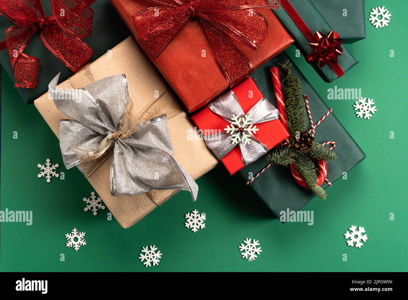 Weihnachten Holz natürliche Dekorationen, Schneeflocken, Geschenkbox auf grünem Hintergrund. Weihnachtsgruß-Design. Flach liegend, Draufsicht, Kopierbereich. Das Konzept von Urlaub und Neujahr. Stockfoto