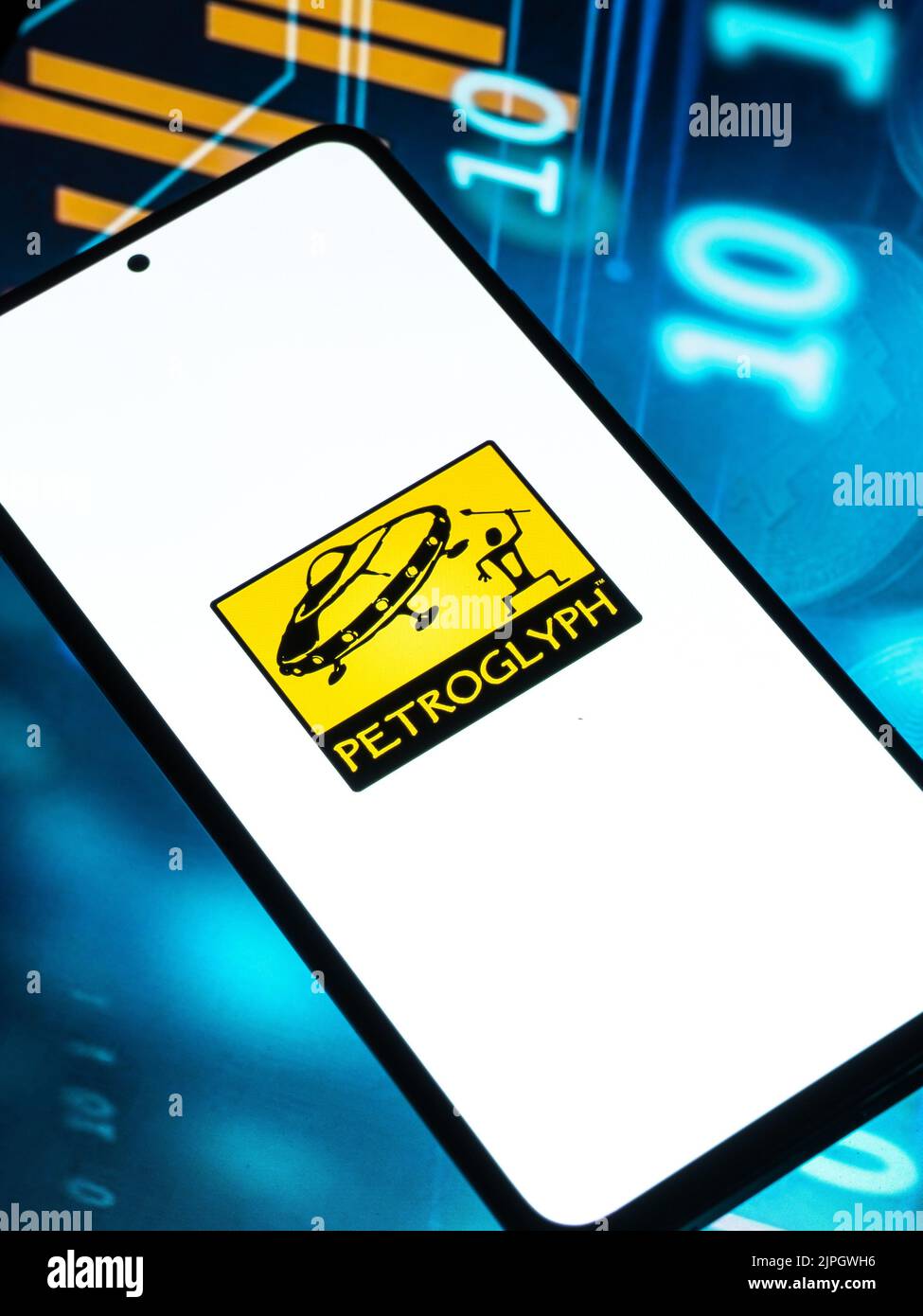 West Bangal, Indien - 20. April 2022 : Petroglyph Spiele auf dem Handy Bildschirm Stock Bild. Stockfoto