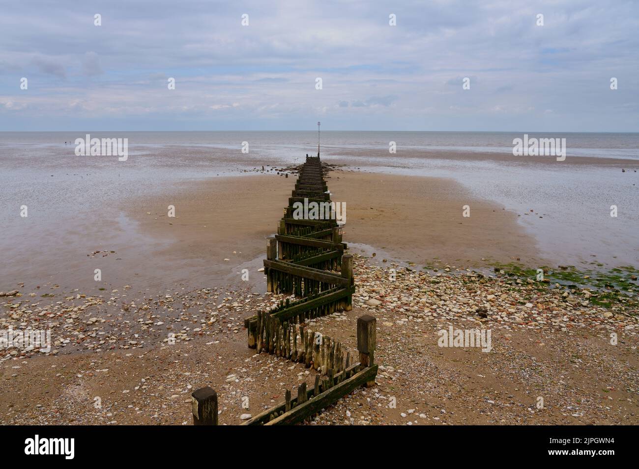 Verfallendes Zickzack-Muster aus Holzgroyne oder Leistengegend bei Ebbe am Hunstanton Beach. Stockfoto