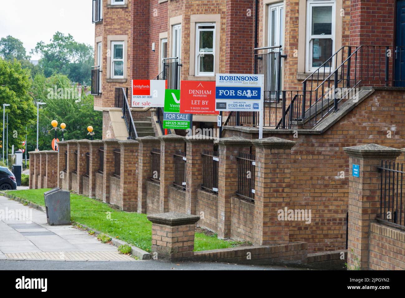 Häuser / Wohnungen / Wohnungen zum Verkauf oder zum Let Schilder auf der Victoria Road in Darlington, England, Großbritannien Stockfoto