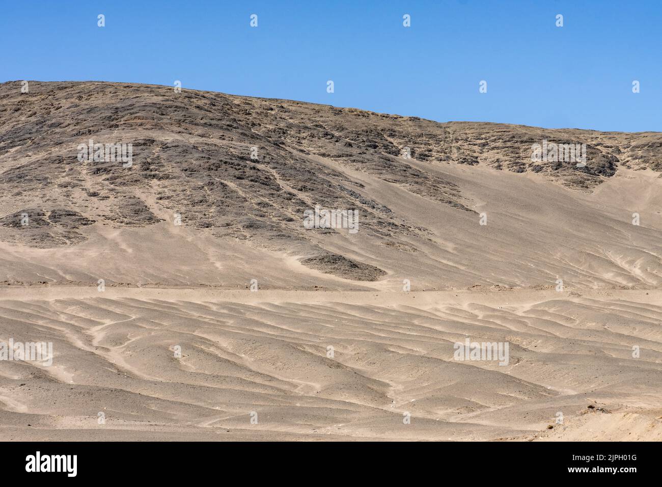 Die karge Landschaft der Atacama-Wüste im Norden Chiles entlang des Panamerican Highway nördlich von Caldera, Chile. Stockfoto