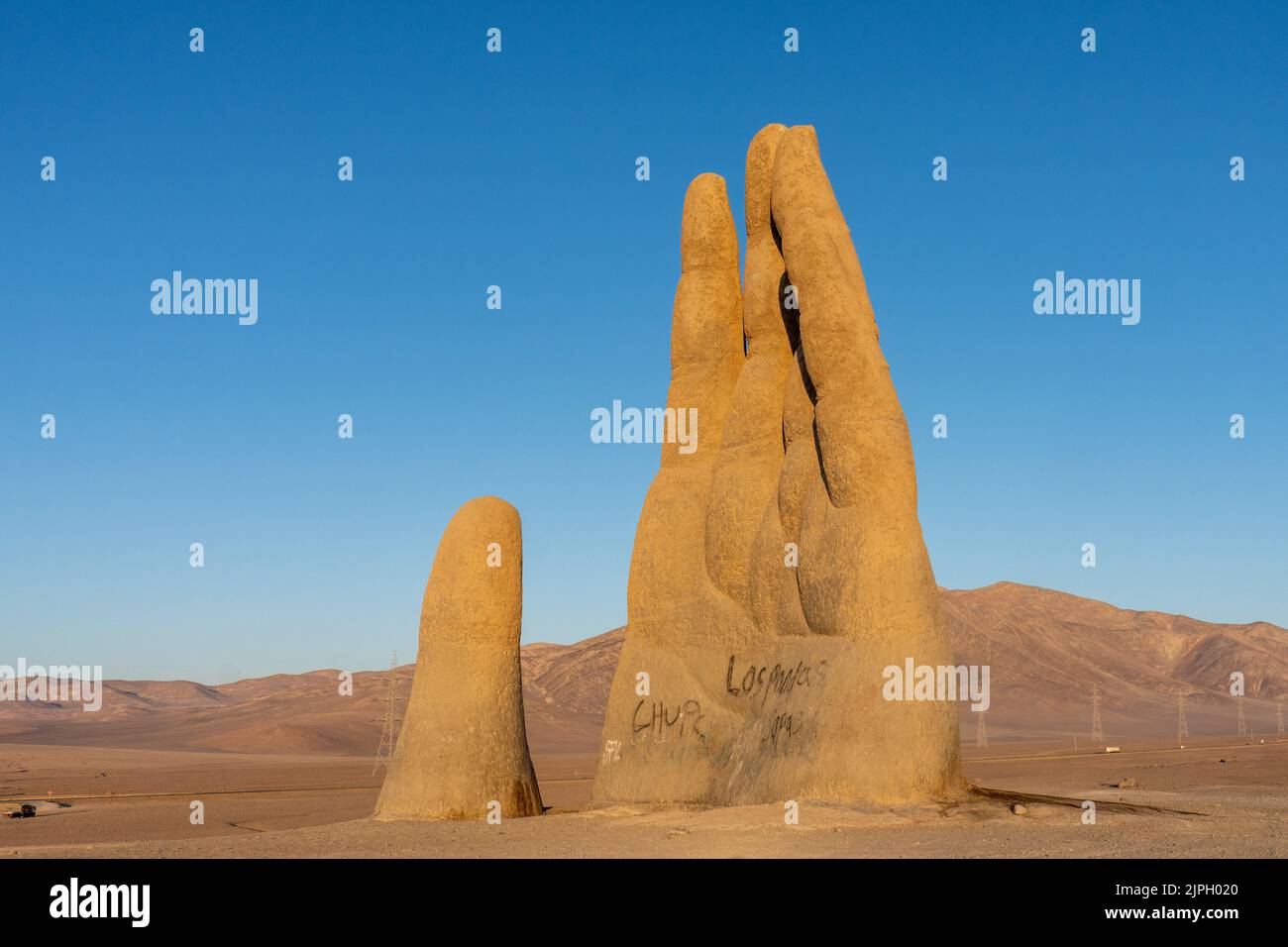 Die Hand der Wüste oder Mano del Desierto in der Nähe von Antofagasta, Chile, ist eine große Skulptur, die von Mario Irrarrazabal konstruiert wurde. Stockfoto