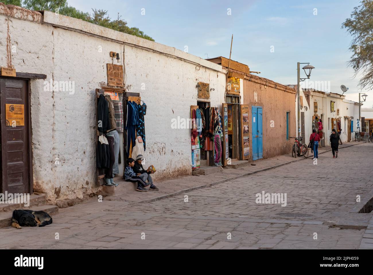 In den Souvenirläden von Touristen werden handgewebte Anden-Wespen entlang einer Straße in San Pedro de Atacama im Norden Chiles ausgestellt. Stockfoto