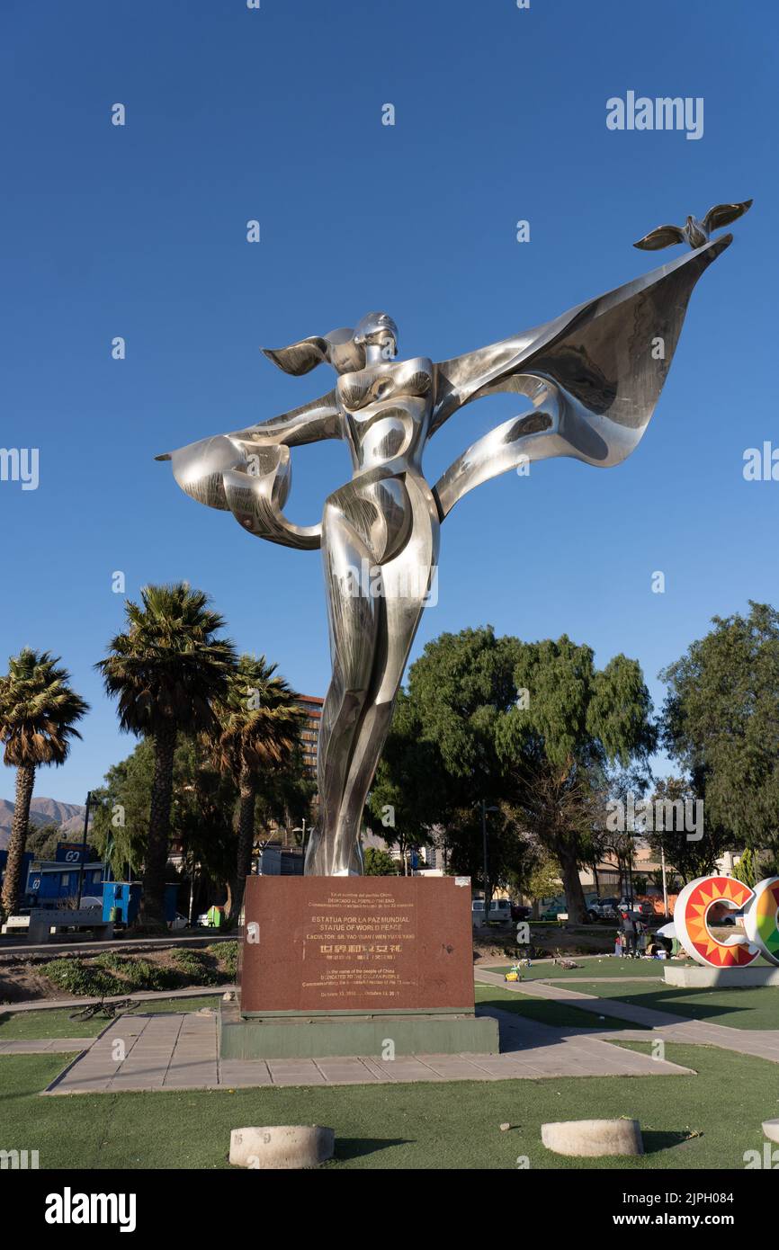 Die Statue für den Weltfrieden oder Diosa de la Paz, gestiftet von China, in einem kleinen Park in der Stadt Copiapo, Chile. Stockfoto