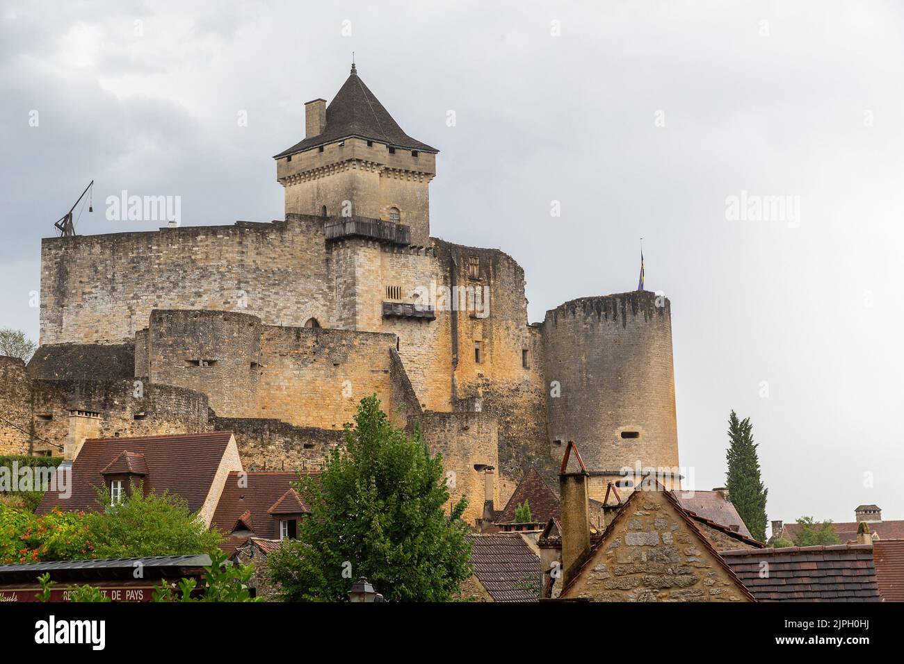 (C) Denis TRASFI/MAXPPP - à Castelnaud-La-Chapelle le 14-08-2022 - Château de Castelanud, musée de la guerre au moyen âge - Stockfoto