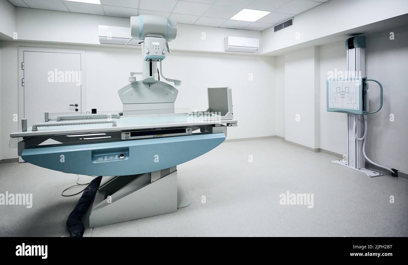 Röntgenraum mit modernem Röntgengerät im Krankenhaus. Röntgenraum, Radiologieabteilung Stockfoto