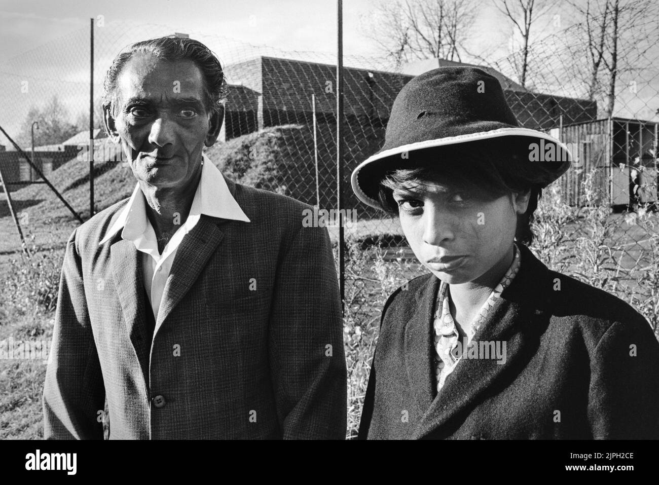 Ugandische asiatische Flüchtlinge im Stradishall Camp Suffolk älterer Mann und Junge 1972 Stockfoto