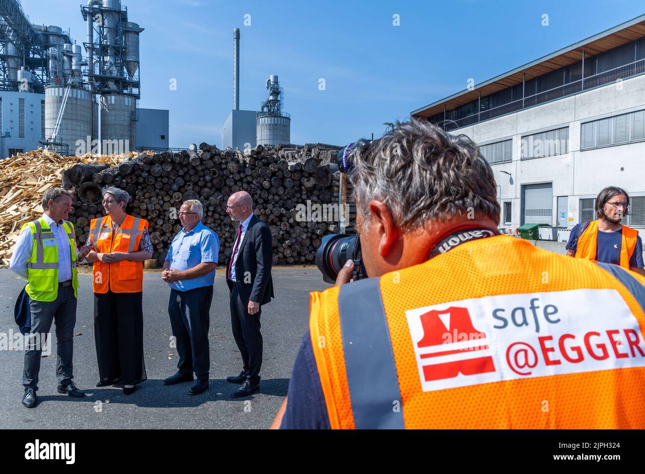 18. August 2022, Mecklenburg-Vorpommern, Wismar: Klara Geywitz (SPD), Bundesministerin für Wohnen, Stadtentwicklung und Bau, spricht mit Werksleiter Ralf lorber (l) und Till Backhaus (SPD, 2vr), Minister für Landwirtschaft, Umwelt und Klimaschutz Mecklenburg-Vorpommerns, Und Christian Pegel (SPD, r), Innenminister Mecklenburg-Vorpommerns, bei ihrem Besuch im Holzwerk Egger. Bei ihrem eintägigen Besuch in Mecklenburg-Vorpommern wird sich die Ministerin über nachhaltiges Bauen und neue Baustoffe informieren und sich neben dem tim auch über die zukunft informieren Stockfoto