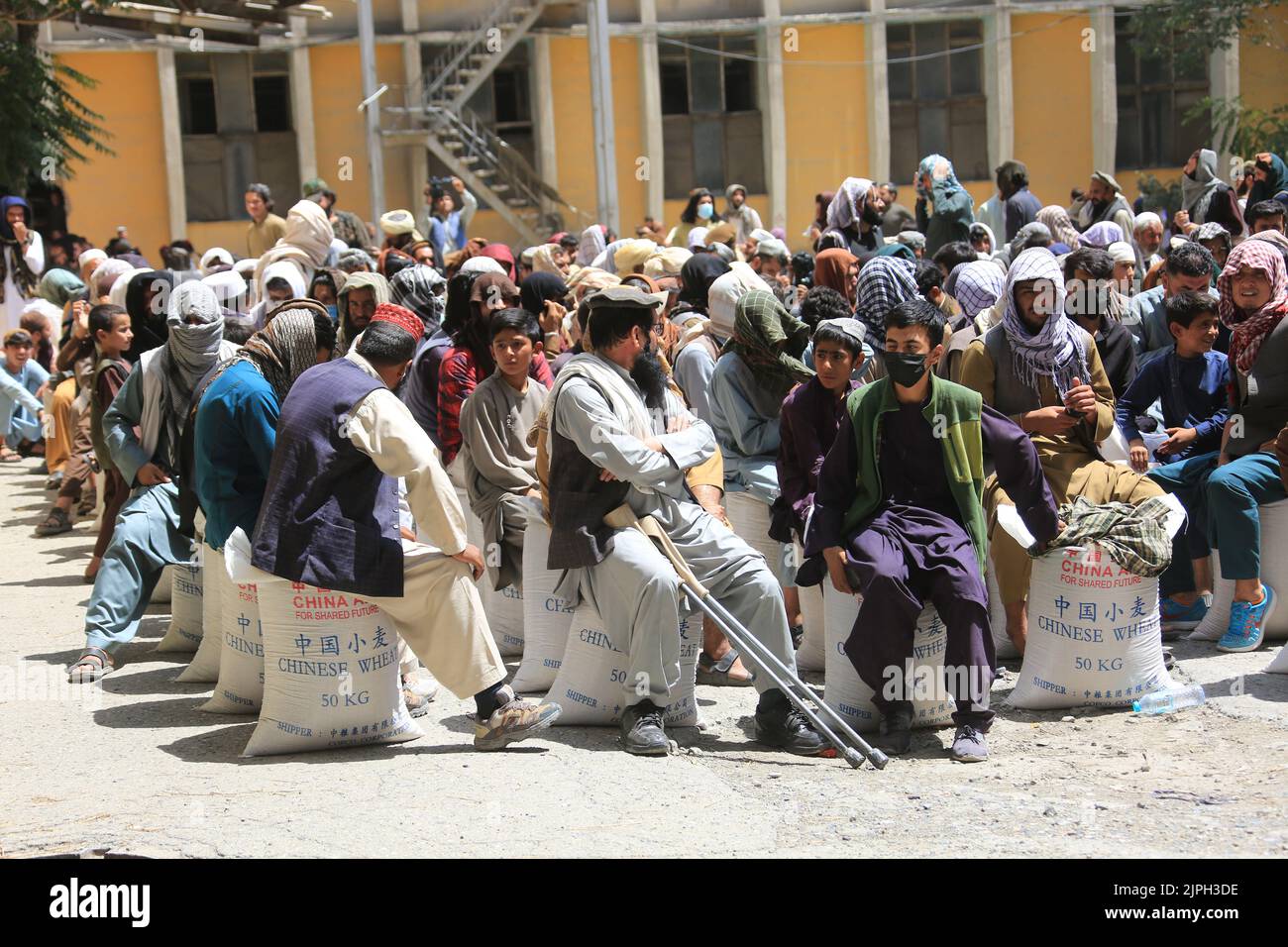 (220818) -- KABUL, 18. August 2022 (Xinhua) -- afghanische Menschen erhalten von China gespendete Nahrungsmittelhilfe in Kabul, Afghanistan, 17. August 2022. Insgesamt 1.100 bedürftige afghanische Familien erhielten am Mittwoch in der Hauptstadt Kabul Nahrungsmittelhilfe, sagte Mufti Habibullah, ein hochrangiger Beamter des afghanischen Ministers für Flüchtlinge und Rückführungen. Die humanitäre Hilfe der chinesischen Regierung wird an insgesamt 1.100 Haushalte verteilt, darunter Binnenvertriebene, bedürftige Familien und Menschen, die von einer Naturkatastrophe, insbesondere den jüngsten schweren Regenfällen und Überschwemmungen, Habibullah, betroffen waren Stockfoto