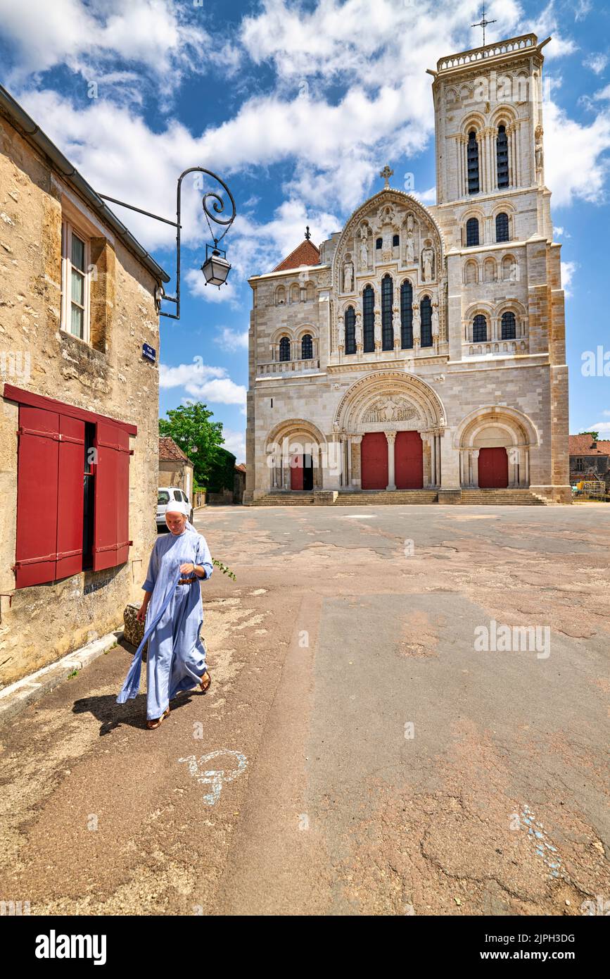 Abtei Von Vezelay. Bourgogne Frankreich. Nonne, die vorbei geht Stockfoto