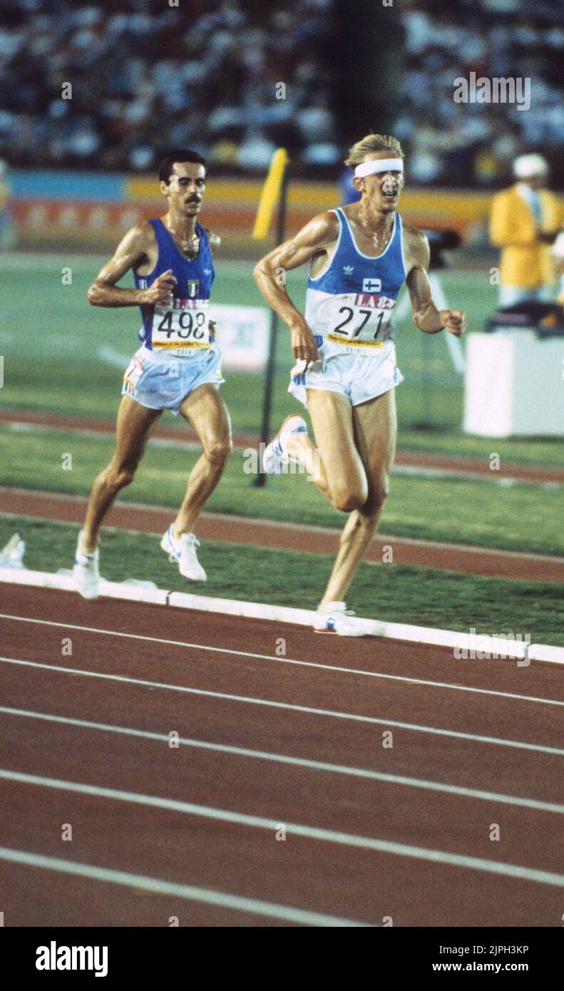 OLYMPISCHE SOMMERSPIELE IN LOS ANGELES 1984 MARTTI VAINIO Finnland in Führung 10000m vor Alberto Cova Italien später Vainio disqualifizieren für die Doping Stockfoto