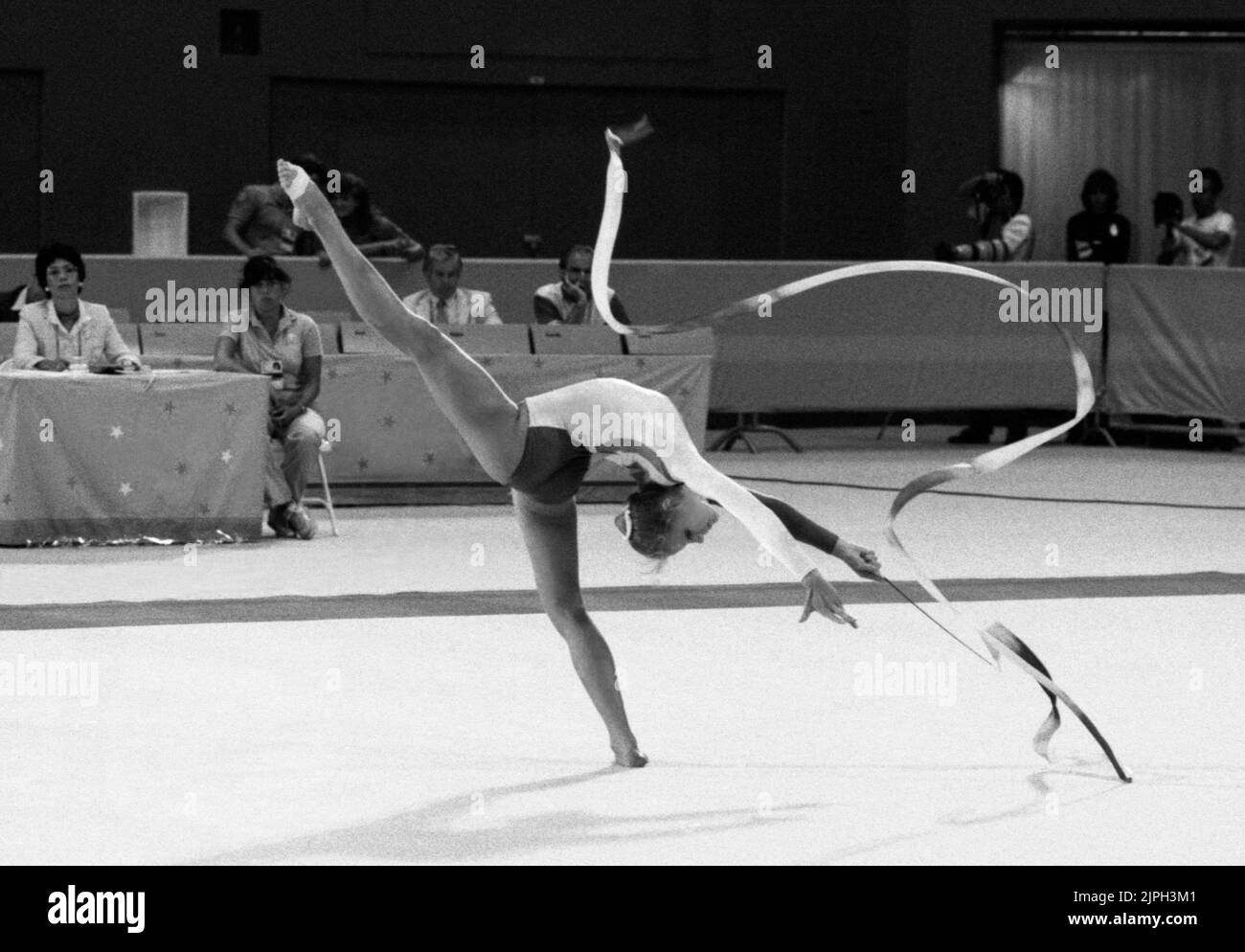 OLYMPISCHE SOMMERSPIELE IN LOS ANGELES 1984VIKTORIA BENGTSSON Schweden treten in rhythmischer Gymnastik mit Band auf Stockfoto