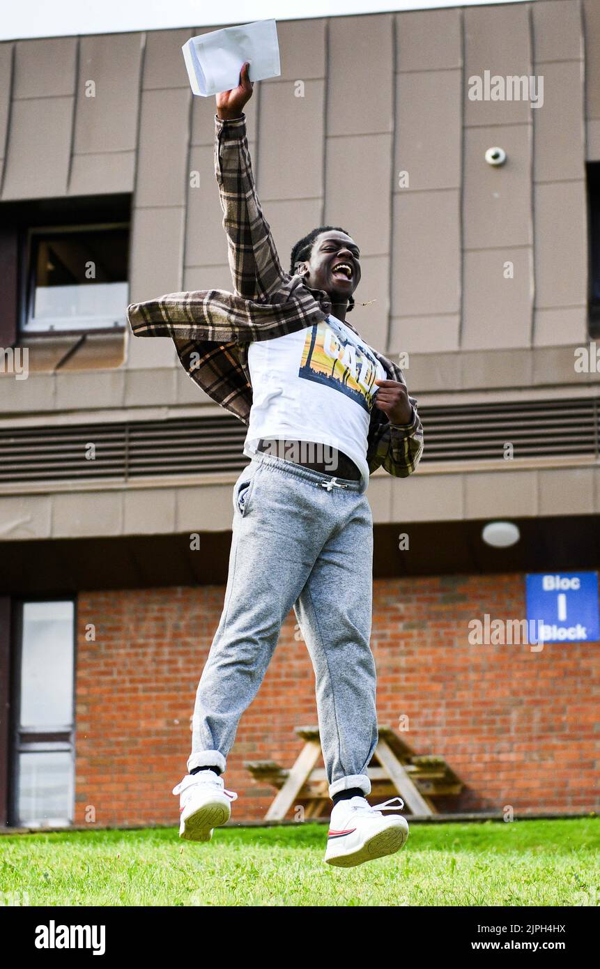 18.. August 2022, Swansea, Wales. Ben Akintuyosi, Student des Gower College Swansea, im Alter von 18 Jahren, feierte seine Auszeichnung als Performing Arts und erhielt einen Platz in RADA auf dem Gorseinon Campus des Colleges. Stockfoto