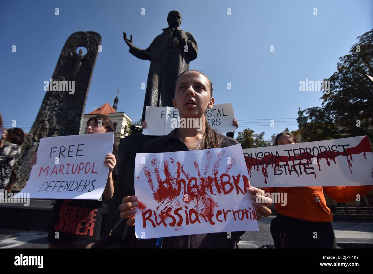 Lviv, Ukraine. 18. August 2022. Die Demonstranten halten Plakate, auf denen sie die Freilassung der gefangenen Soldaten während der Demonstration fordern. Angehörige des Asow-Regiments führen während des Besuchs des ukrainischen Präsidenten Wolodymyr Zelenskyi, des türkischen Präsidenten Recep Erdogan und des UN-Generalsekretärs António Guterres in Lemberg eine Demonstration zur Freilassung der gefangenen Soldaten des Asow-Regiments durch. Kredit: SOPA Images Limited/Alamy Live Nachrichten Stockfoto