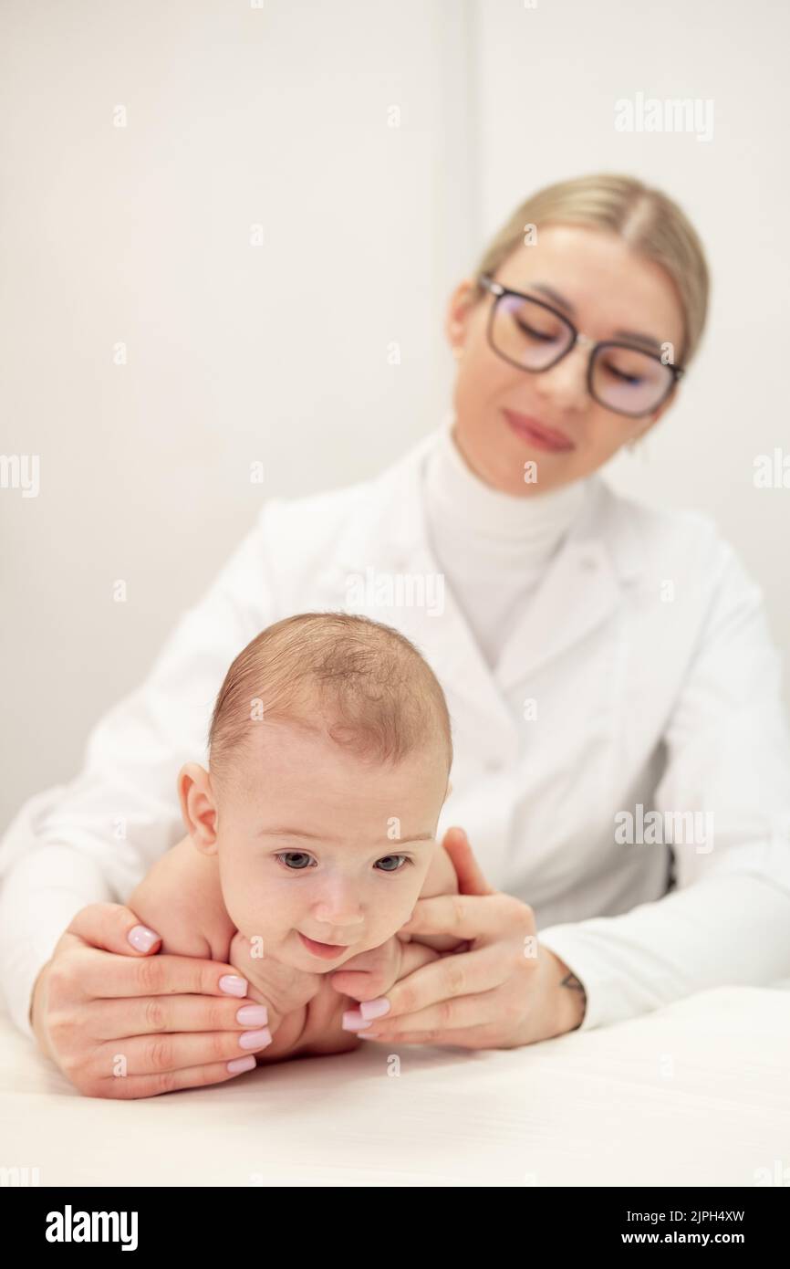 Weibliche Massage Therapeut dabei Babymassage für Fuß kleines Kleinkind Baby Kind Stockfoto