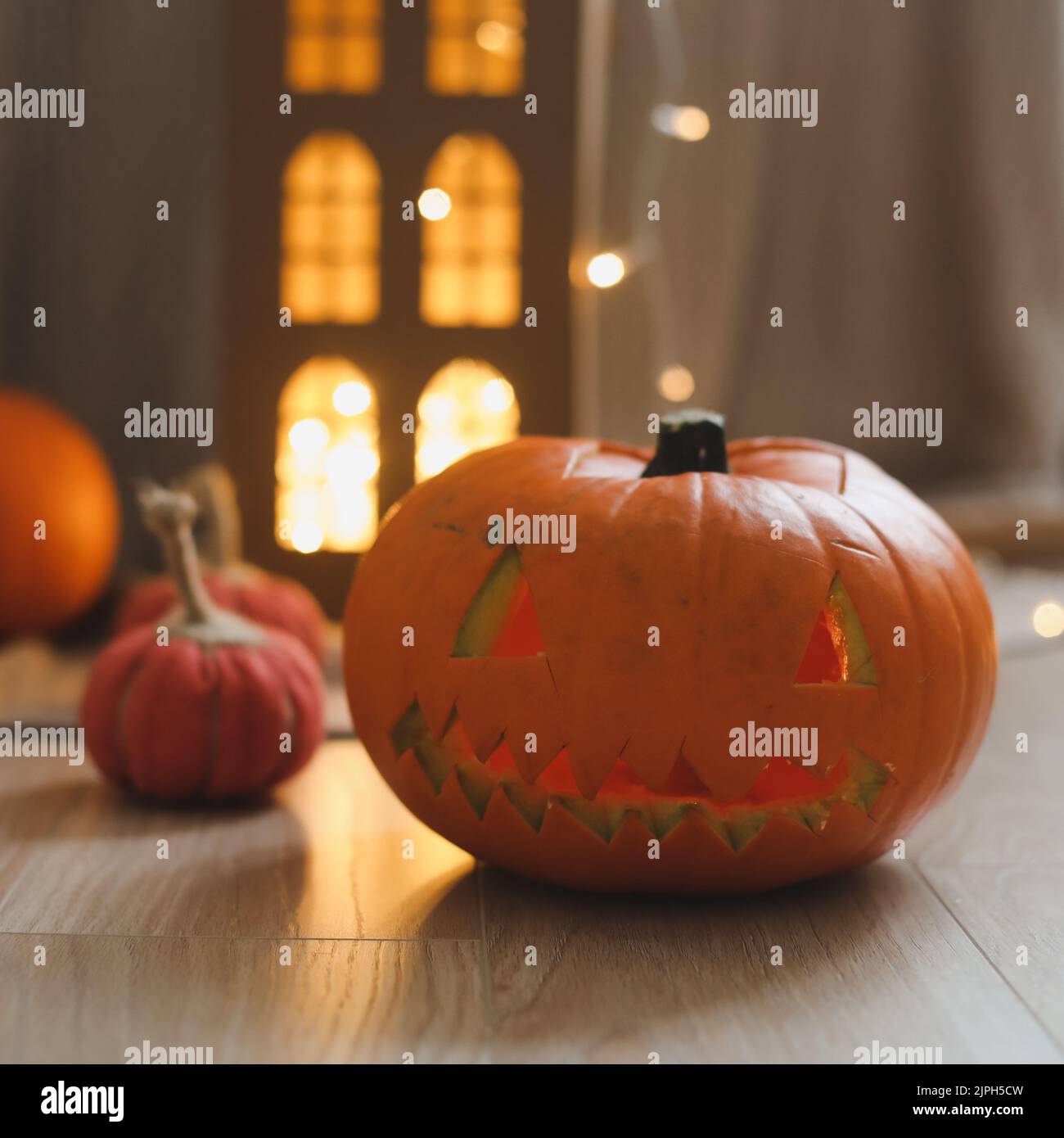 halloween und Herbst gemütliche Komposition mit Kürbissen, oktober Heimdeko Stockfoto