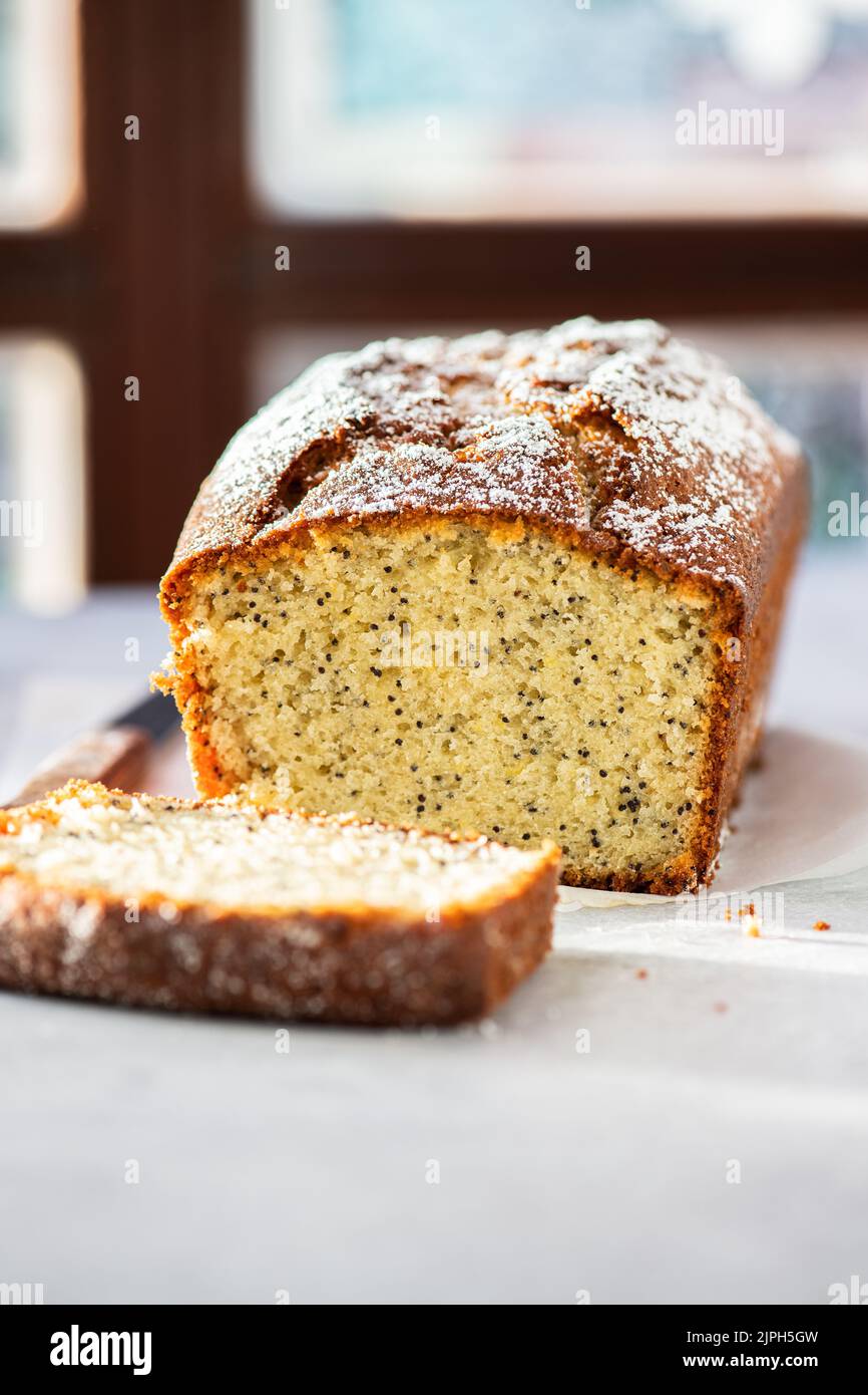 Scheiben Zitronenkuchen mit Mohnsamen. Nahaufnahme. Stockfoto