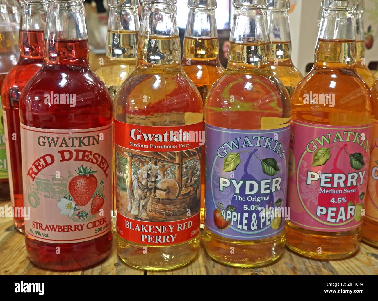 Verschiedene Sorten Gwatkin-Apfelwein, der auf dem Hereford Buttermarkt verkauft wird - Red Diesel, Blakeney Red Perry, Pyder, Stockfoto