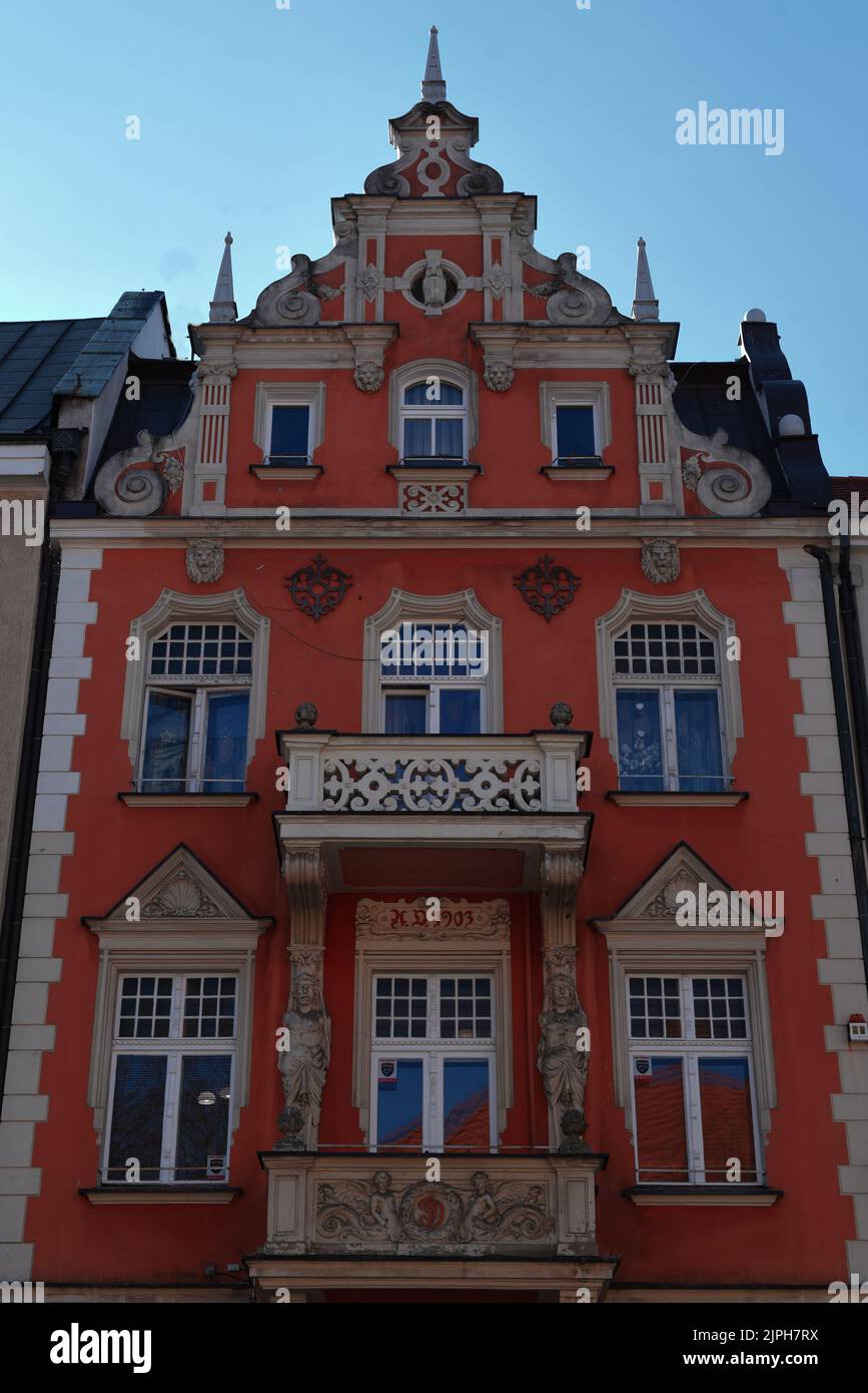Eine schräge Vertikalaufnahme des Ratusz während des Tages in Polen Stockfoto