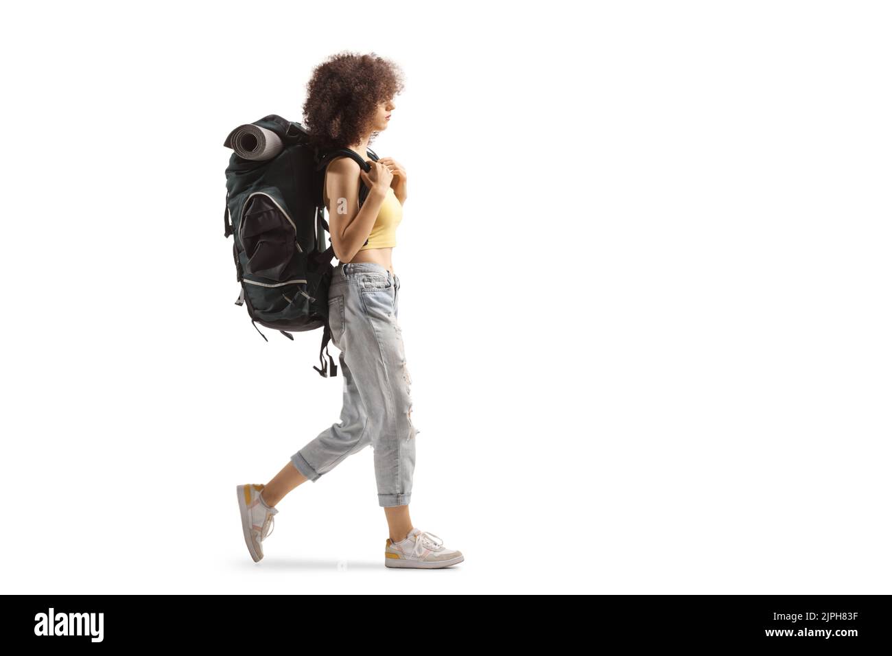 Durchgehendes Profil einer jungen Backpacker-Frau, die isoliert auf weißem Hintergrund läuft Stockfoto