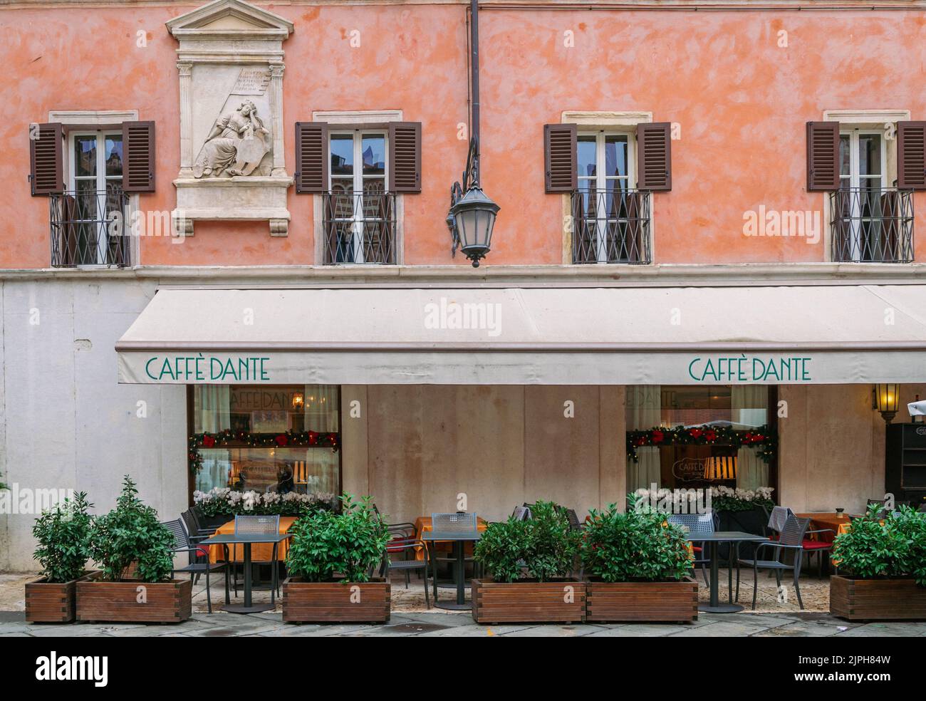 Caffe Dante Restaurant auf der Piazza dei Signori (mit der Loggia del Consiglio und Palazzo degli Scaligeri dahinter), Verona Stadt, Norditalien - decembe Stockfoto