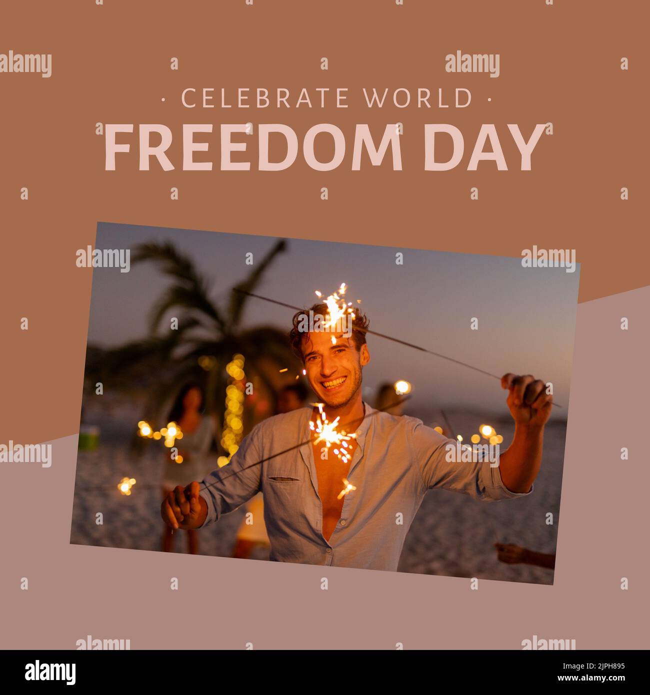 Digitales Porträt eines lächelnden jungen kaukasischen Mannes, der am Strand Wunderkerzen hält, Weltfreiheitstag Text Stockfoto