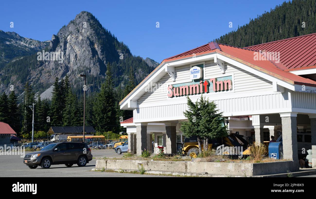 Snoqualmie Pass, WA, USA - 15. August 2022; Essen und Unterkunft im Summit Inn am Snoqualmie Pass mit Guye Peak Stockfoto