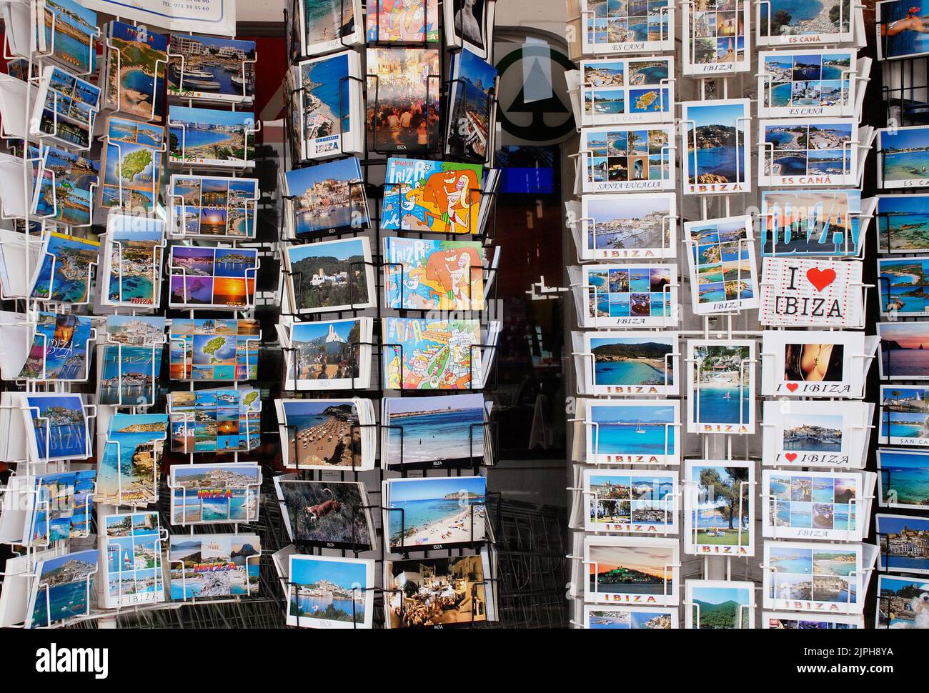 Es Cana, Ibiza, Spanien - 28.. August 2013: Postkarten im Regal, in einem Geschäft auf Ibiza, Spanien. Santa Eulalia ist ein Resort an der Ostküste Stockfoto