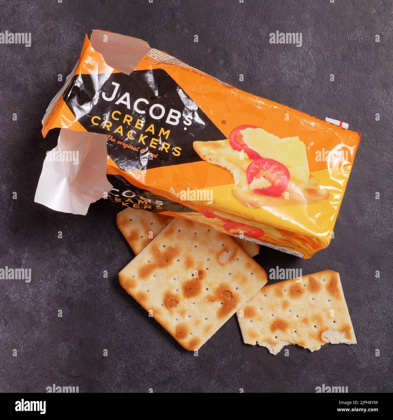 Jacobs Cremecracker mit offenem Wrapper von oben geschossen Stockfoto