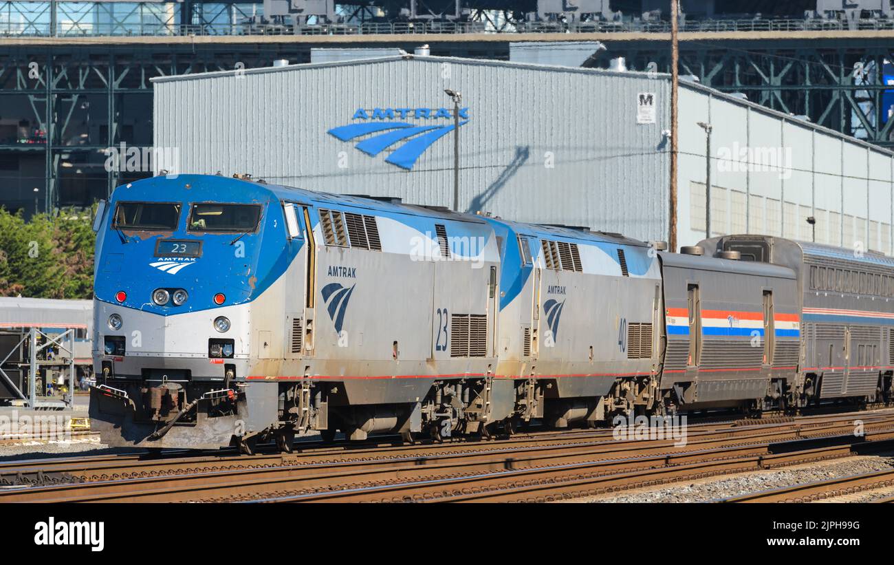Seattle - 14. August 2022; Amtrak-Langstreckenzug Coast Starlight, der das Betriebswartungspaus in Seattle passiert Stockfoto