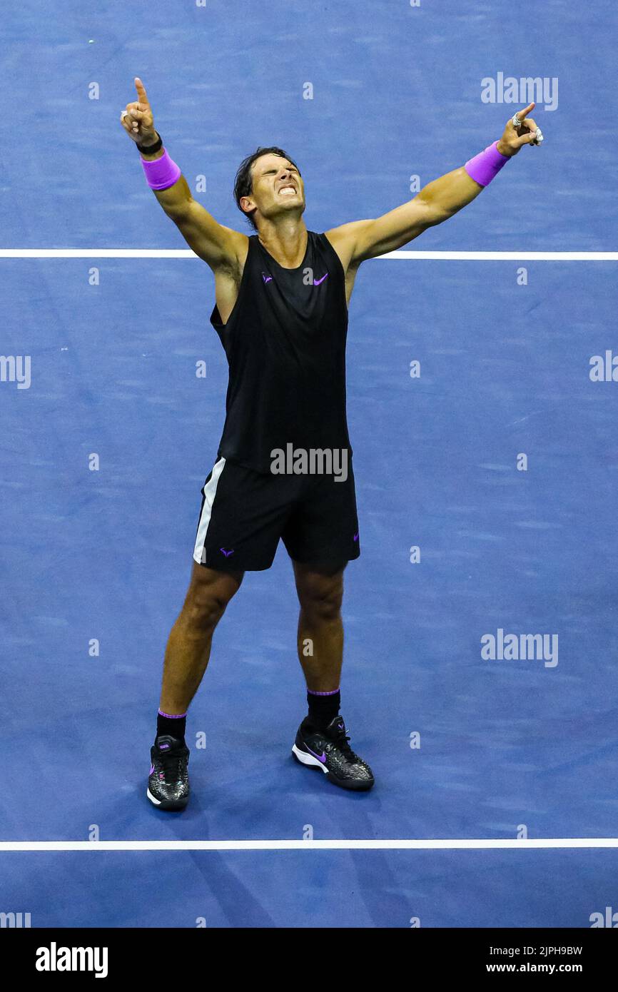 Rafael Nadal aus Spanien feiert den Spielpunkt, nachdem er am 08. September 2019 im US Open 2019 im USTA Billie Jean King National Tennis Center im Stadtteil Queens in New York City sein letztes Match gegen den Russen Daniil Medvedev gewonnen hat. Stockfoto