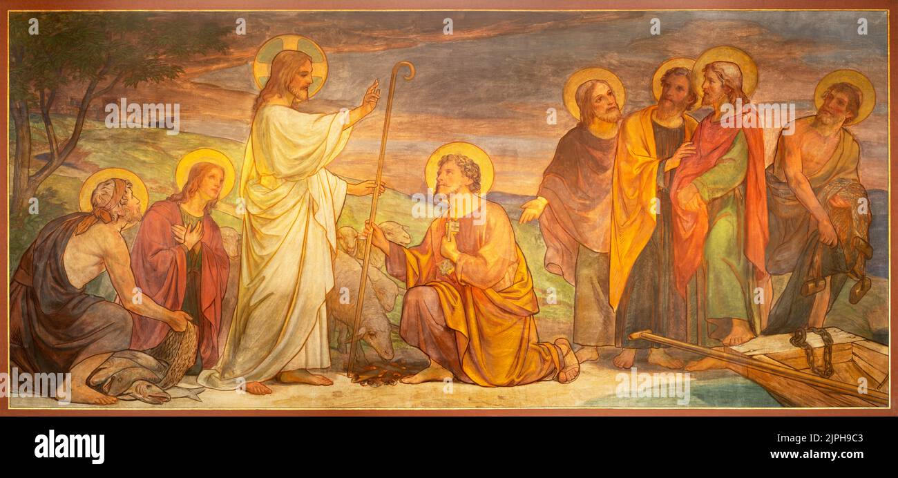 BERN, SCHWEIZ - 27. JUNI 2022: Das Fresko Jesus übergab dem Petrus die Schlüssel in der Dreifaltigkeitskirche von August Müller (1923). Stockfoto