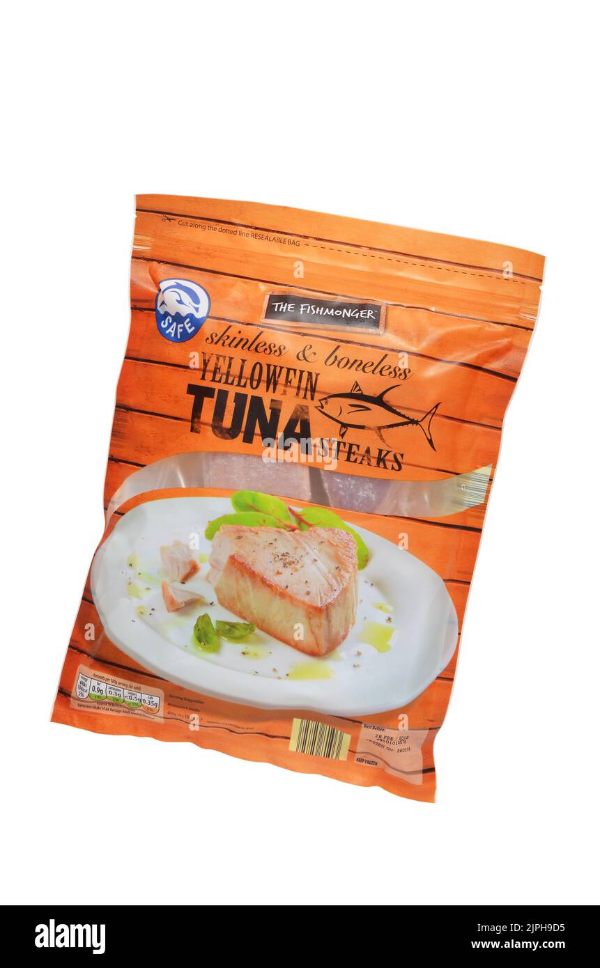 Gefrorene Thunfischsteaks in Einzelhandelsverpackungen isoliert auf weißem Hintergrund mit ausgeschnittenem Schneideweg Stockfoto