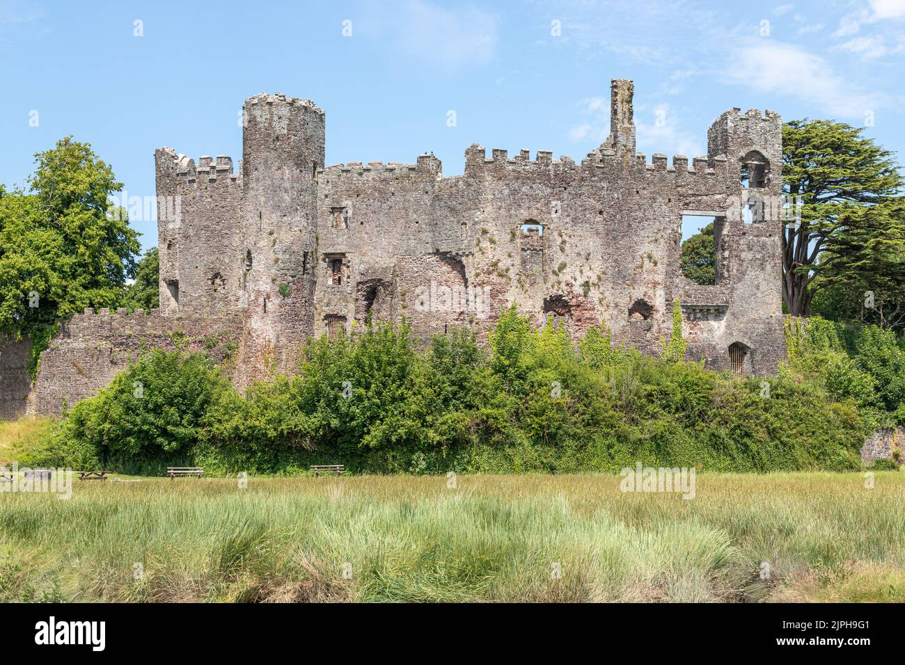 Überreste des Laugharne Castle aus dem 12.. Jahrhundert mit Blick auf die Mündung des Flusses TAF Carmarthernshire, Wales, Großbritannien Stockfoto