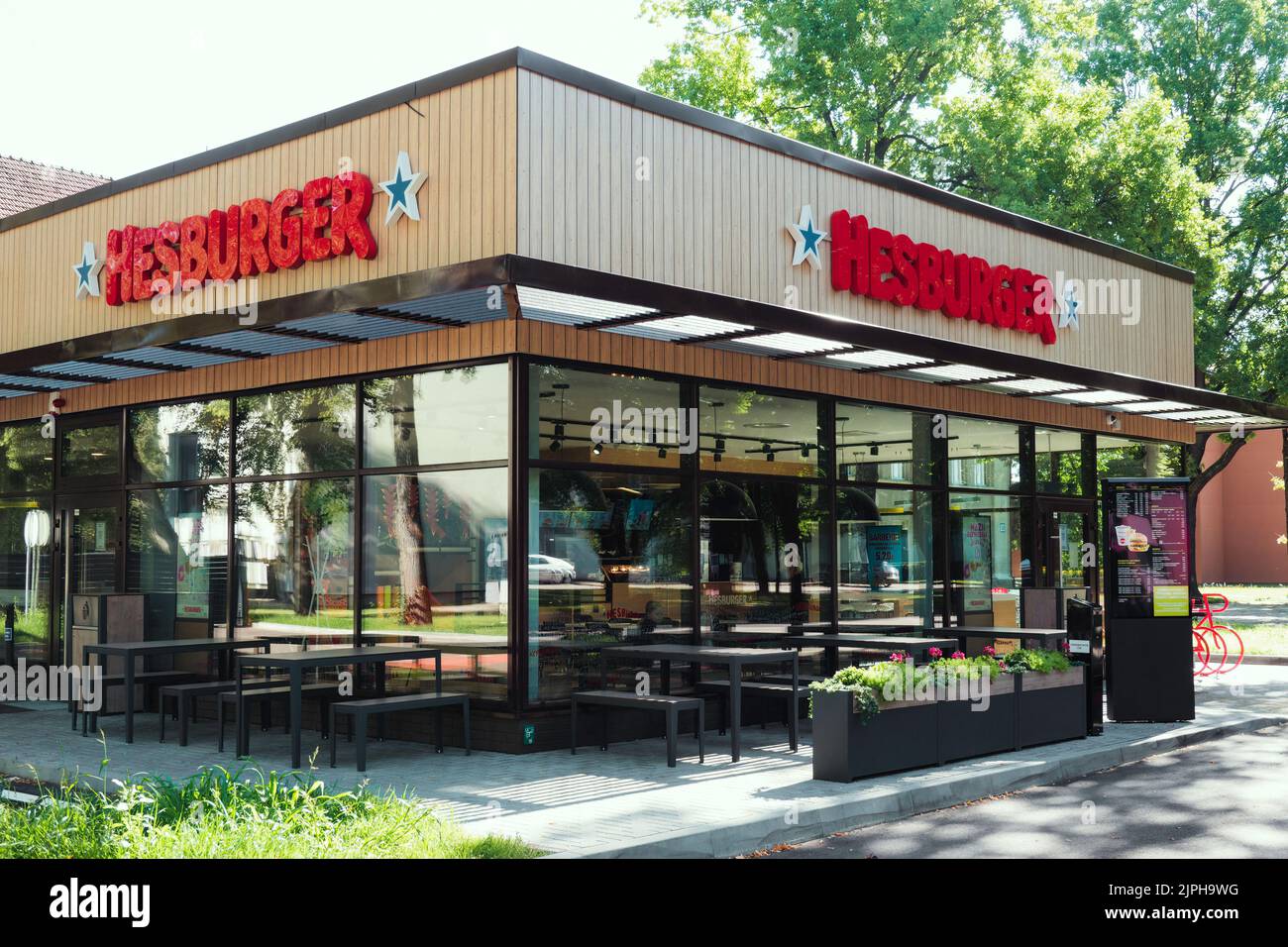 Druskininkai, Litauen, 08. August 2022: Neues Fast-Food-Restaurant Hesburger in Druskininkai. Hesburger ist eine Fast-Food-Kette mit Sitz in Finnland Stockfoto