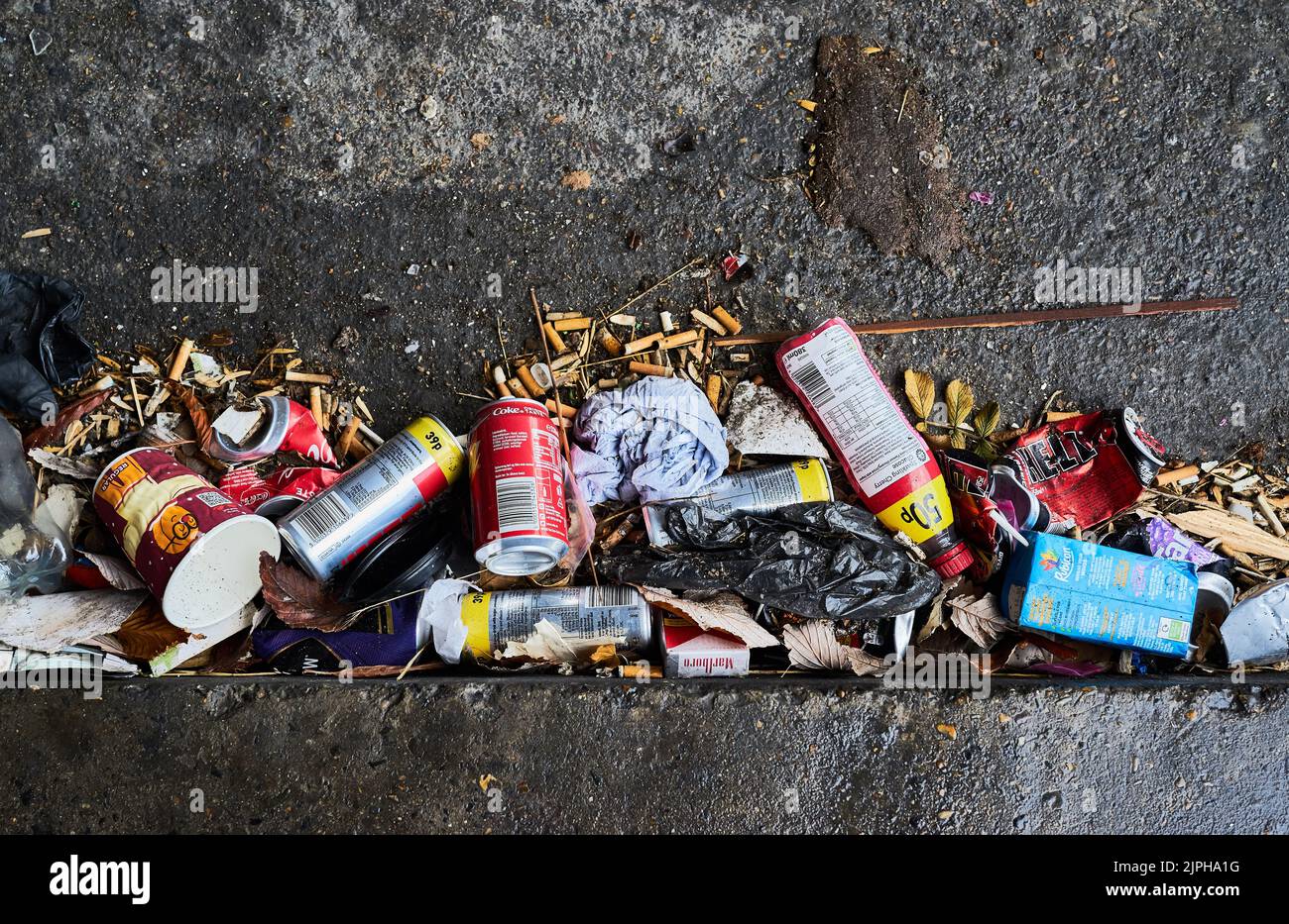 Eine Nahaufnahme von oben auf schmutzigen Müll auf den Straßen von Margate Stockfoto